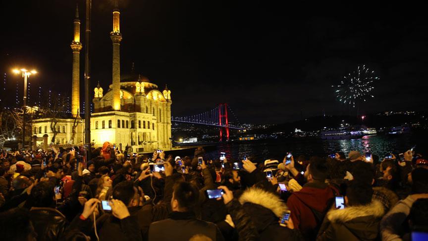 شاهد بالصور.. مظاهر الاحتفال بالعام الجديد 2018 بين مدن تركيا 